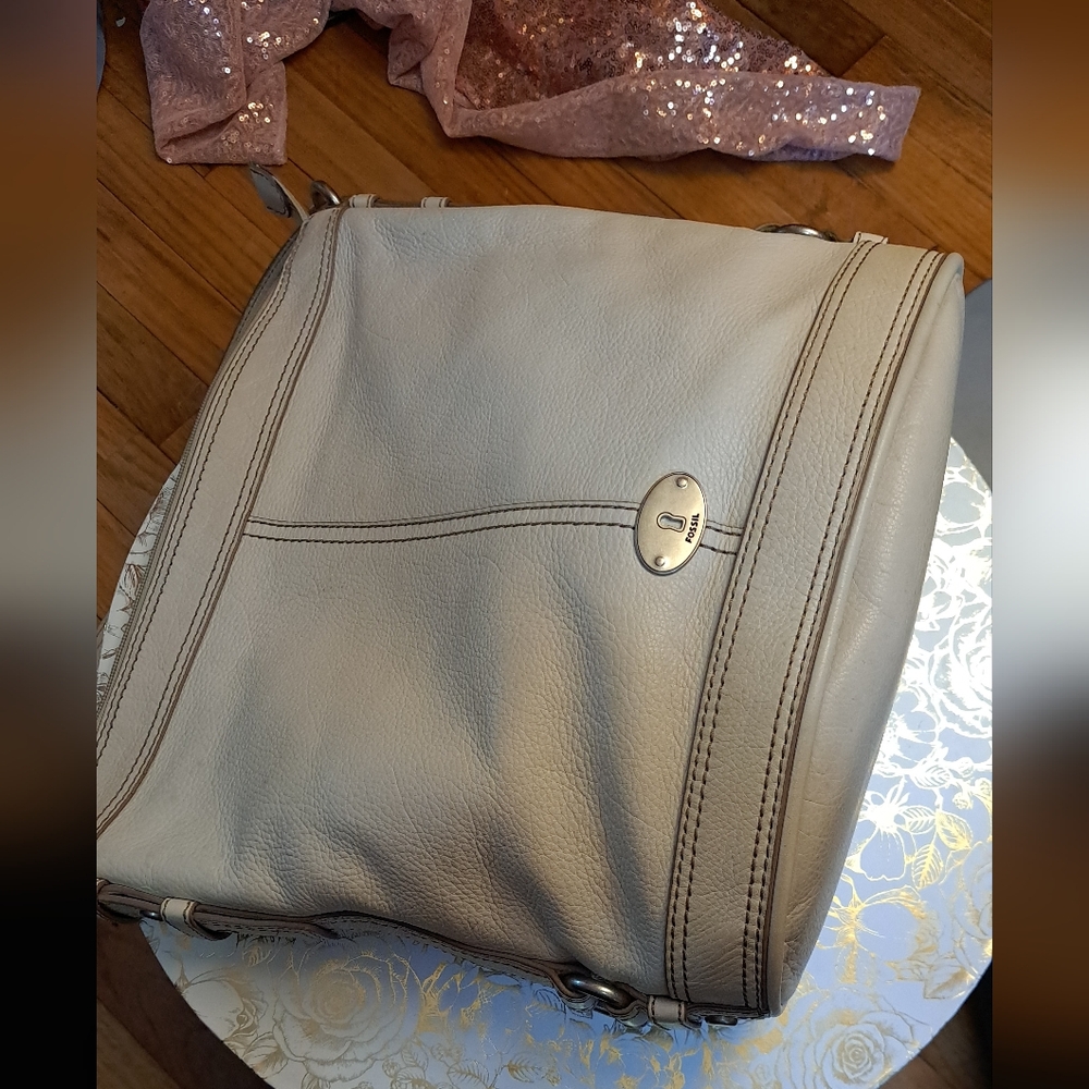 Fossil Off White Leather Shoulder Bag with Silver Hardware. - Picture 6 of 13